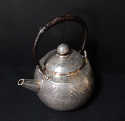 銀瓶 在銘 政晴 純銀 急須 666g 骨董 古美術 銀瓶 在銘 政晴 純銀 急須