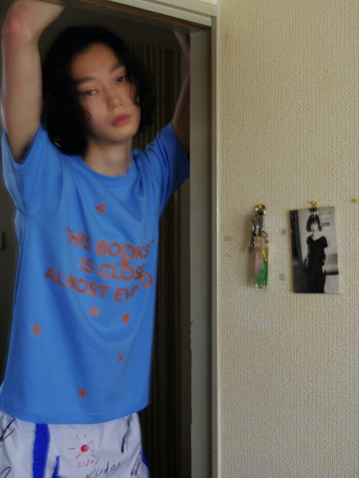 クードスとフロットサムブックスのコラボTシャツ。鈴木親が撮影した