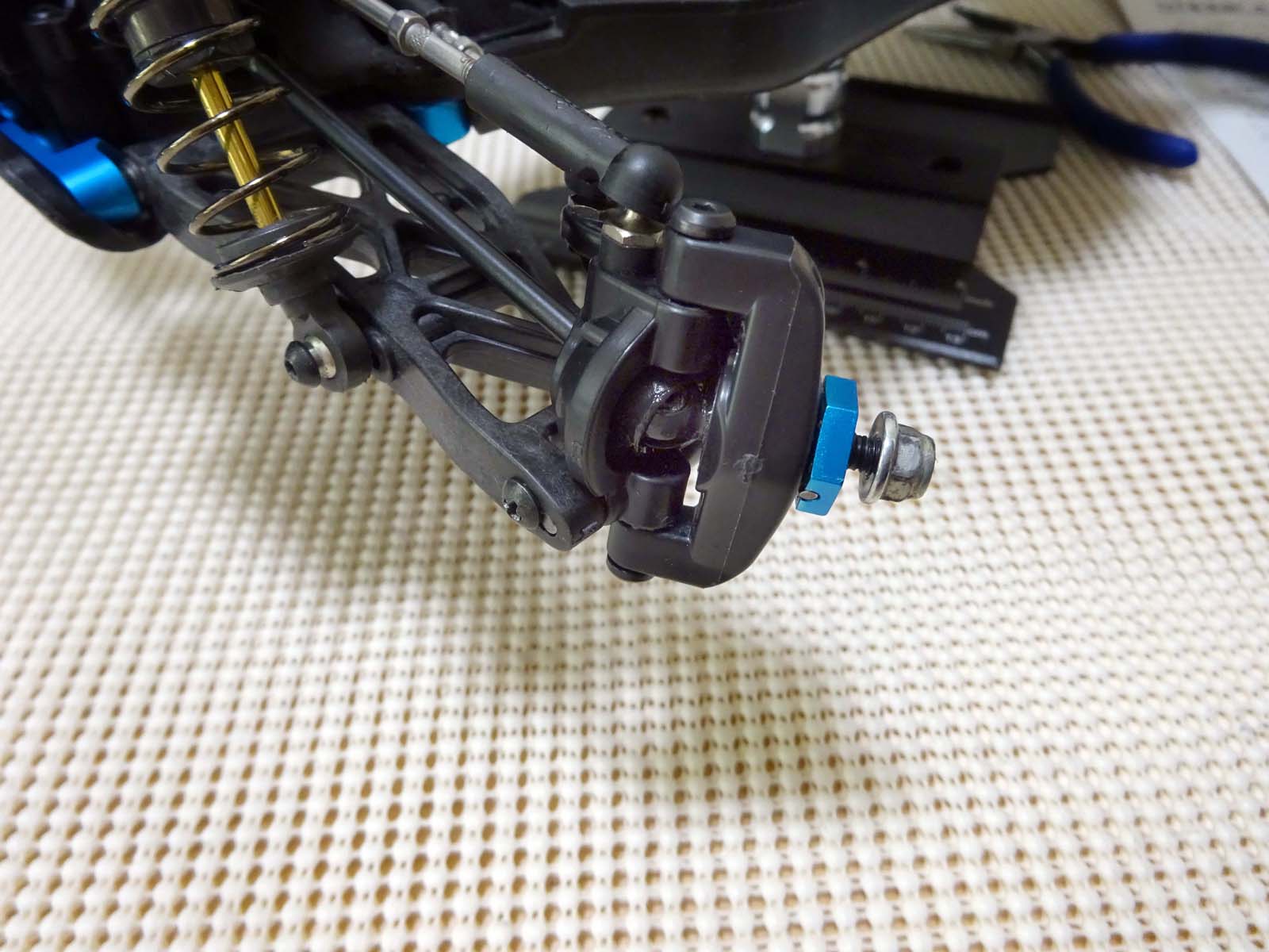 DB01のWOユニバーサルシャフトに標準のフロントアップライト（ナックル