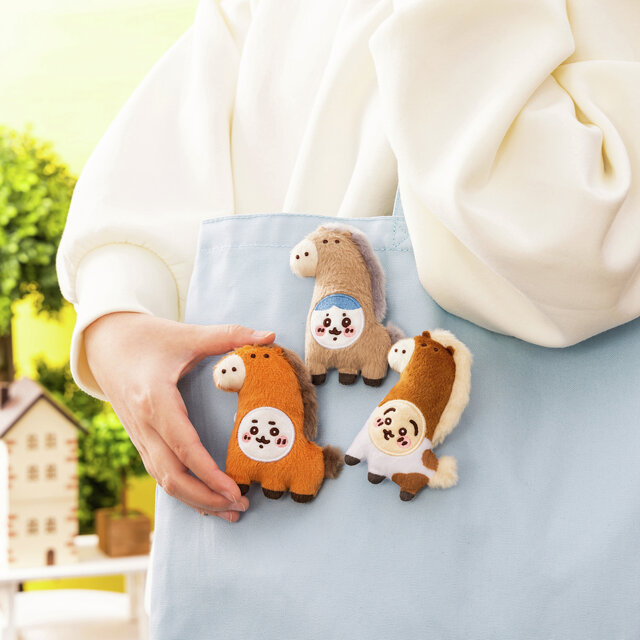 ちいかわ」たちが入れ替わってる！？馬を被ったうさぎのマスコットなど