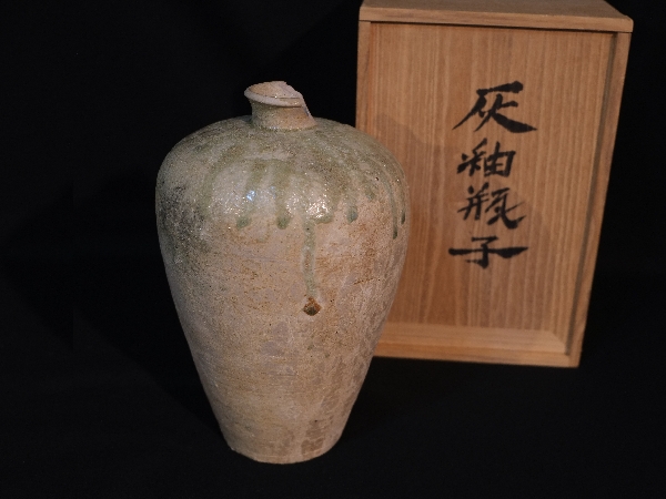 瀬戸焼刻花紋瓶子鎌倉時代