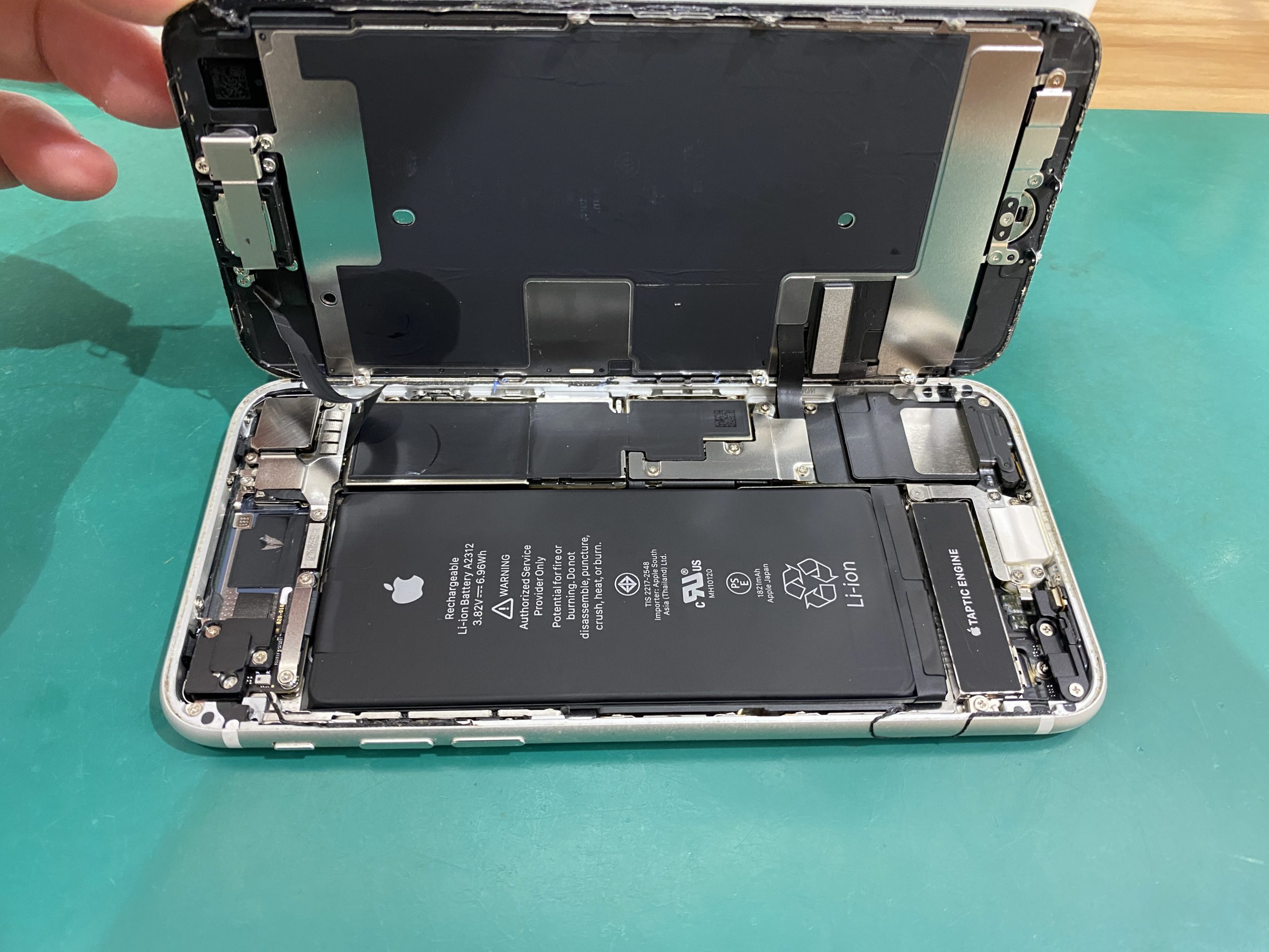 iPhoneSE2画面割れ交換修理事例のご紹介 | iPhone修理アイサポ 修理事例