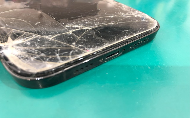 iPhone14Pro Max画面表示不良修理事例のご紹介 | iPhone修理アイサポ