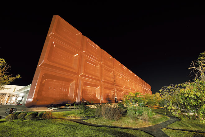 株)明治 大阪工場 チョコパネルライトアップ | 建築外構・景観演出