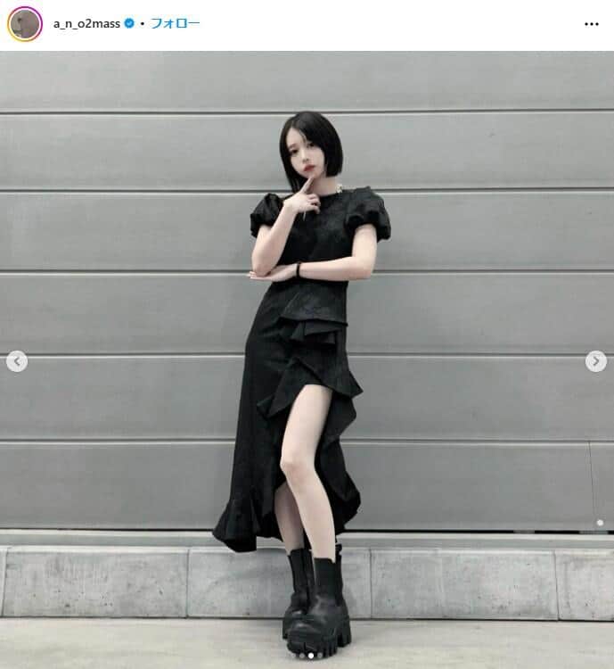 あのちゃん、太ももすらり黒ワンピデコ出しで雰囲気激変 「足、なが