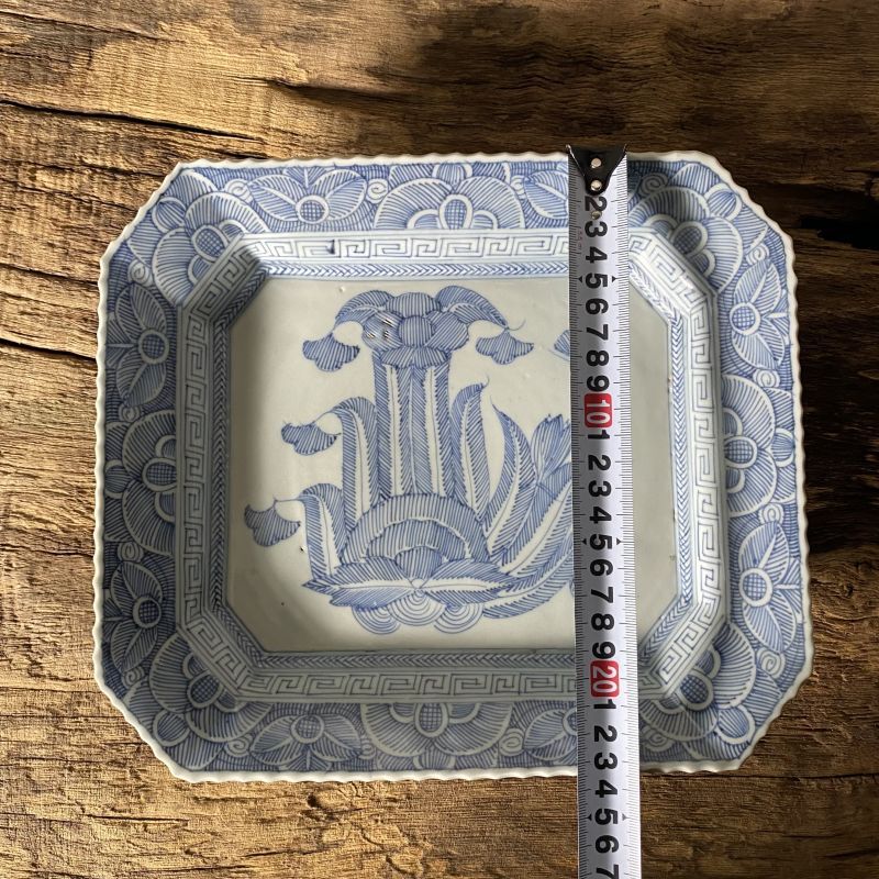 伊万里焼 染付 角皿 大皿 線描き 蝶 植物 - ジャパニーズアンティーク