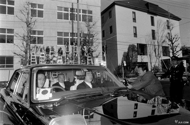 1987年1月1日、緊張した面持ちで東京…：田中角栄元首相の旧邸宅