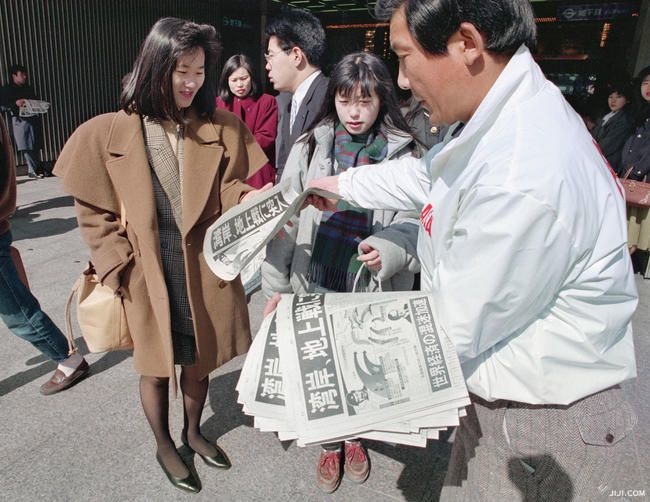 2003年 イラク戦争 逃げる婦人 写真 2003年 イラク戦争 逃げる婦人