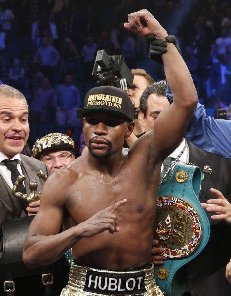 試合後、勝利を喜ぶメ…：「世紀の一戦」 メイウェザーVSパッキャオ