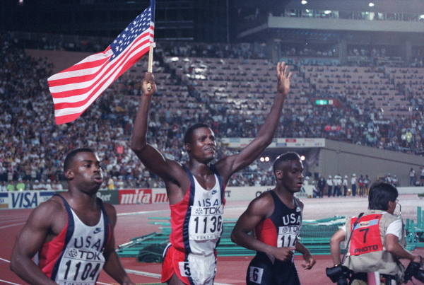 陸上世界選手権東京大会男子100メートル決勝。9…：カール・ルイス