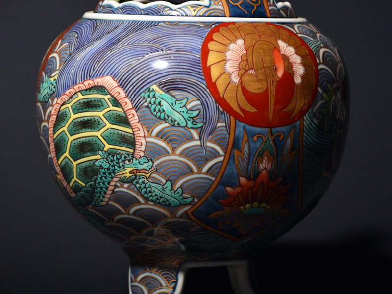 献上手古伊万里焼】大香炉 染錦本金吉祥鶴亀図