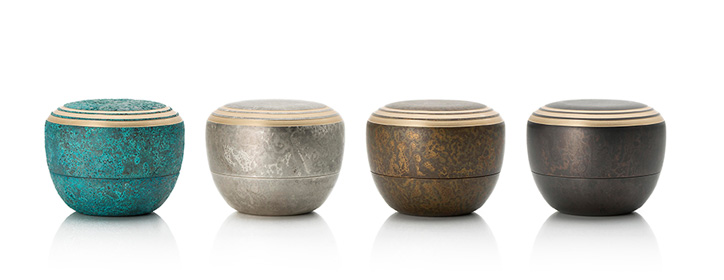 美品 グッドデザイン 金属製 メモリアルボトル カナタ 青銅色 重厚感