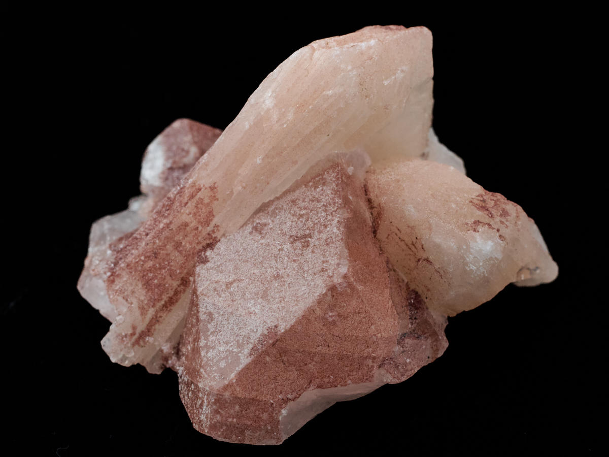 ピンクスティルバイト アポフィライト付（褐鉄鉱付）の共生鉱物［No.7