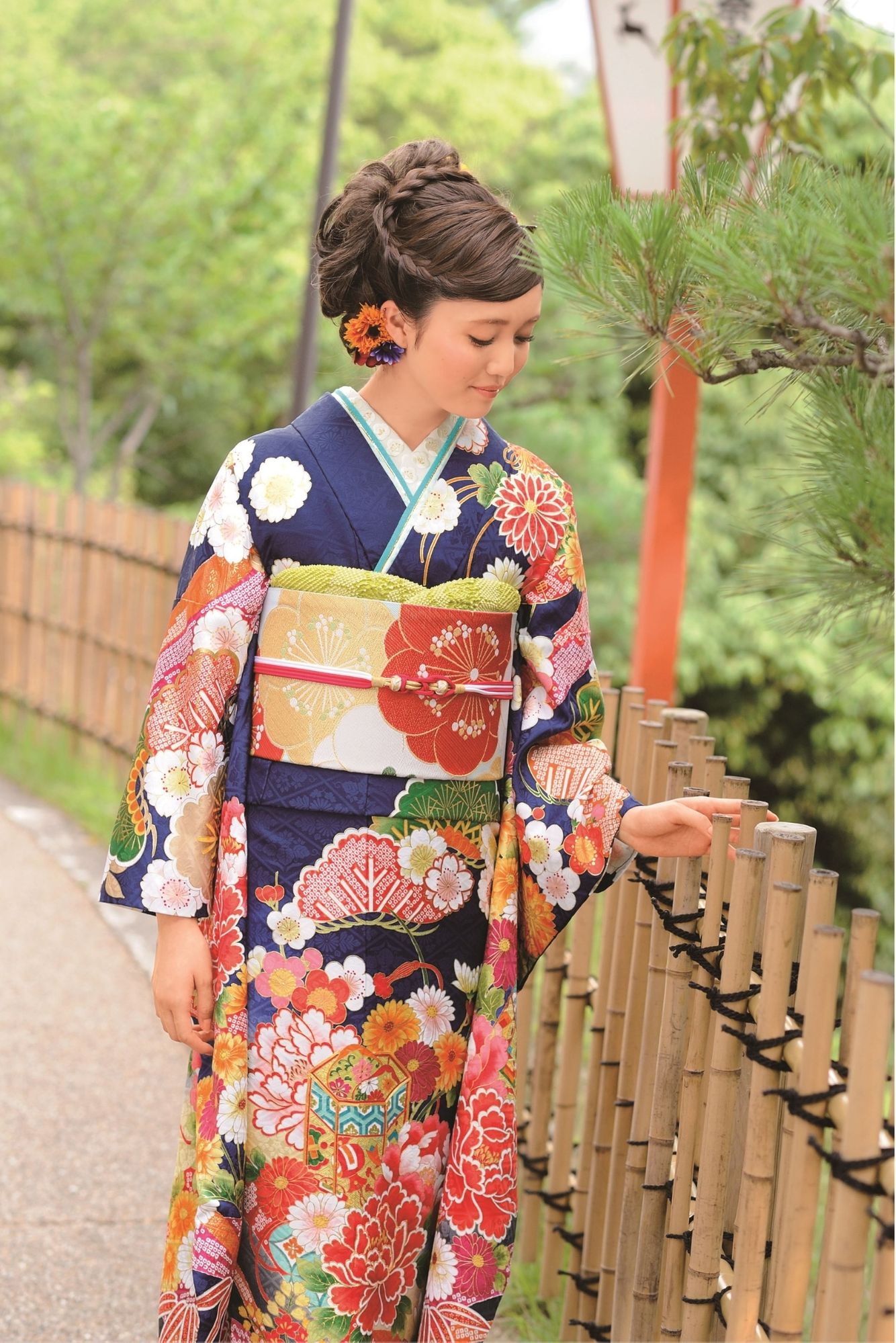 紺地の上品な牡丹や菊の金彩古典振袖セット 紺地の上品な牡丹や菊の