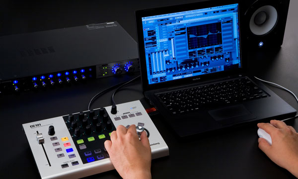 Steinbergより、Cubase 専用のコントローラー CC121のご紹介です。