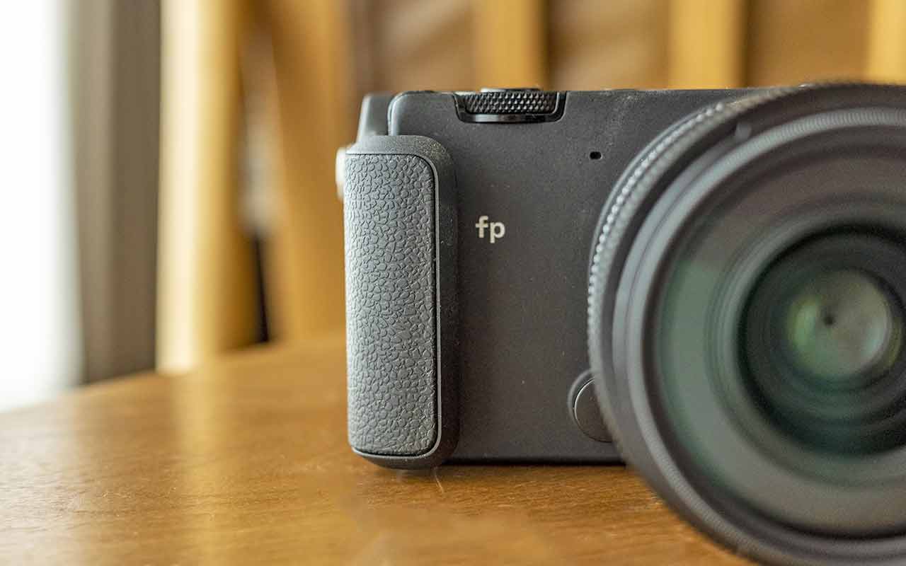 SIGMA fpボディ（HAND GRIP HG-11付き）