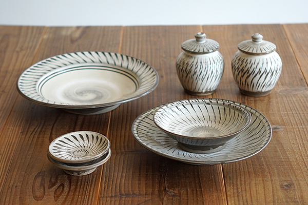 小鹿田焼 飛び鉋に三彩 尺三寸皿 木製皿立て付 小鹿田焼 飛び鉋に三彩