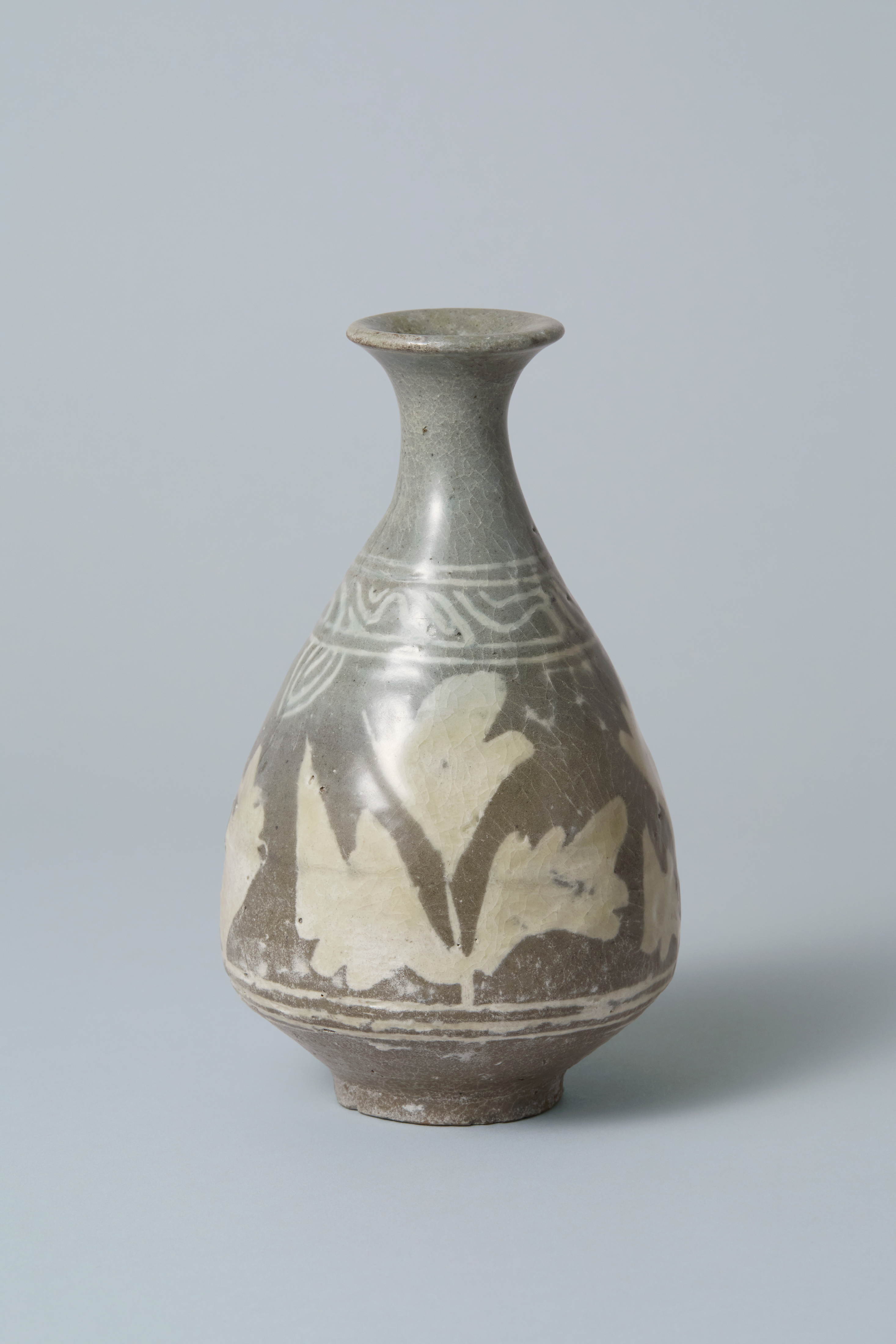 粉青沙器鉄絵唐草文瓶李朝写し 粉青沙器（