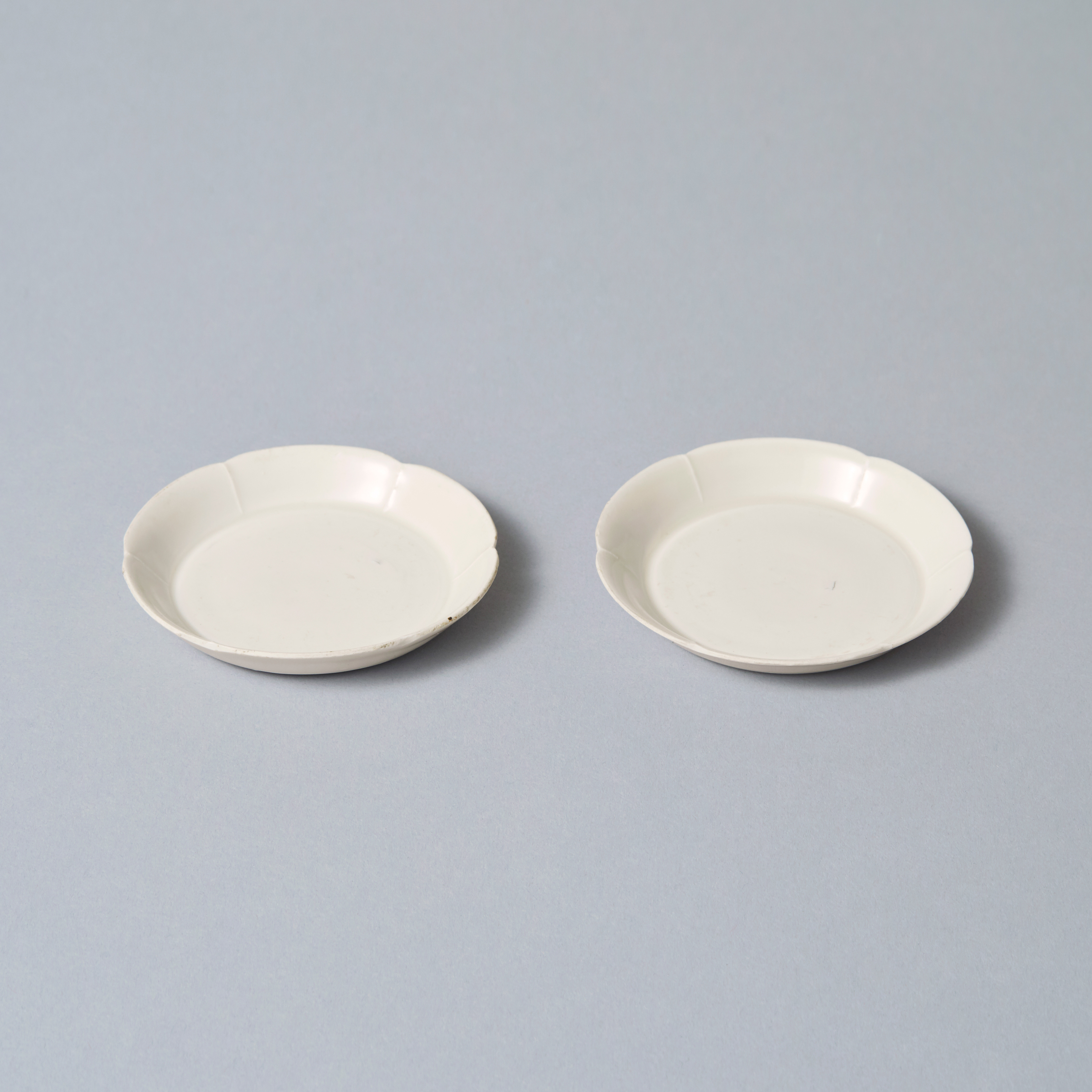 中国 徳化窯 白磁 銅覆輪 輪花皿 四客 V R7320 中国 徳化窯 白磁 銅