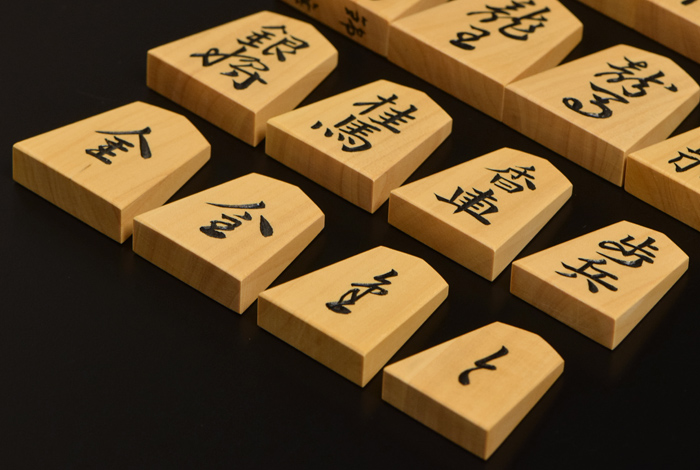 将棋駒 本黄楊（薩摩黄楊）彫駒 錦旗 幸月作 | 前川榧碁盤店
