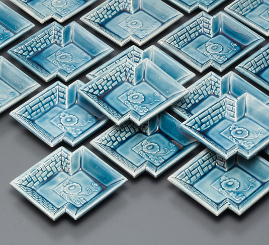 十二代柿右衛門八角形の青赤花柄鉢A415 十二代柿右衛門八角形の青赤花