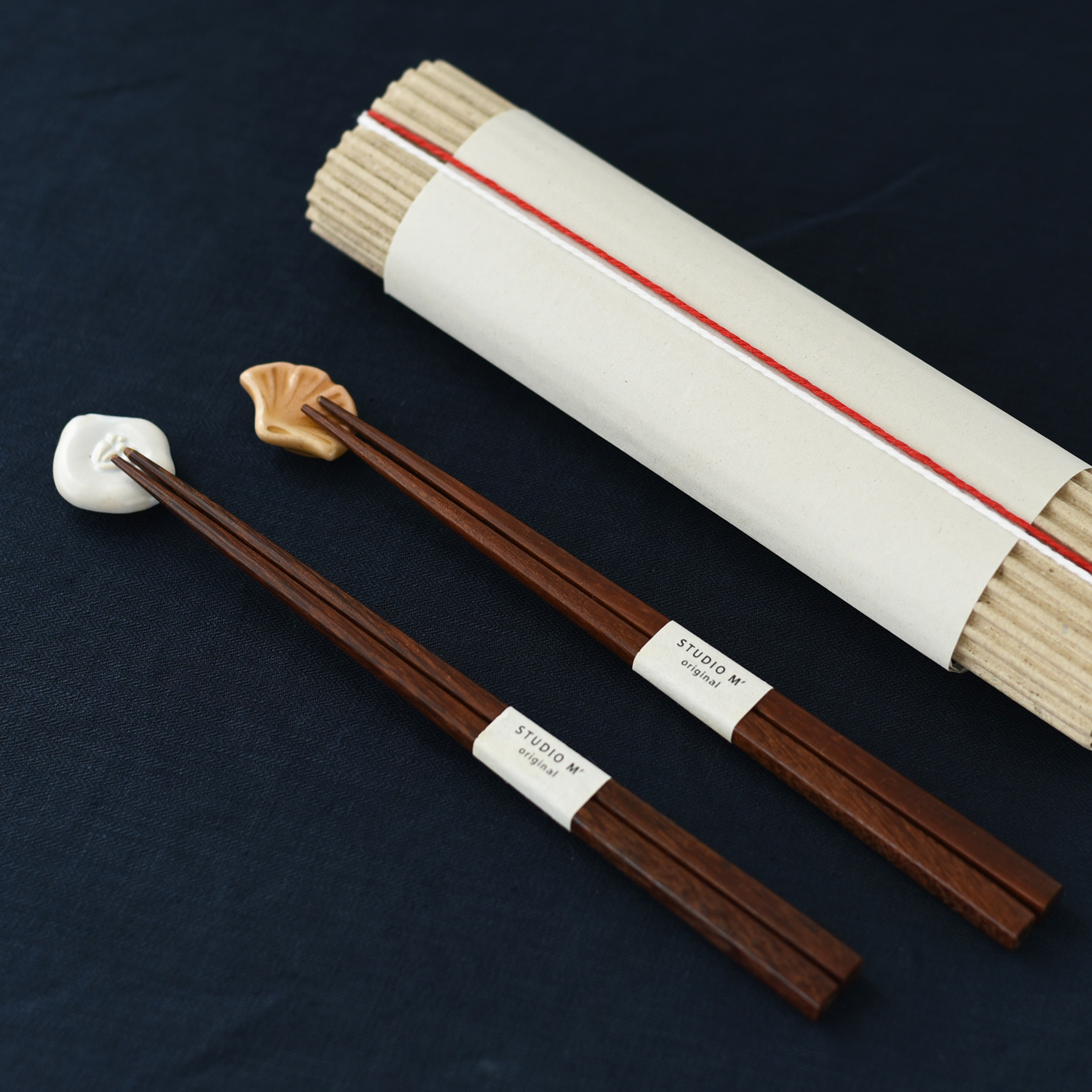 ギフトセット :: 箸と箸置きのペアセット(銀杏・椿) - マルミツウェブ