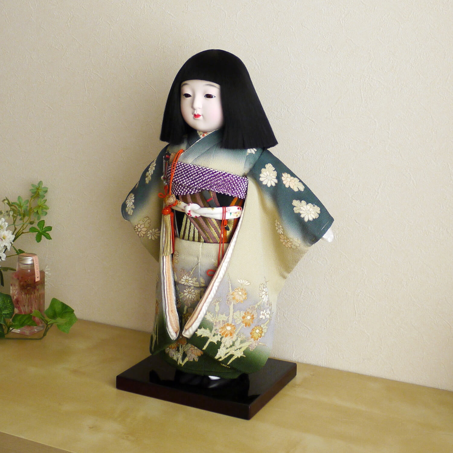 元賀章介作 12号(尺二)正絹手描 ぼかし秋草 抹茶色 台 市松人形 女の子