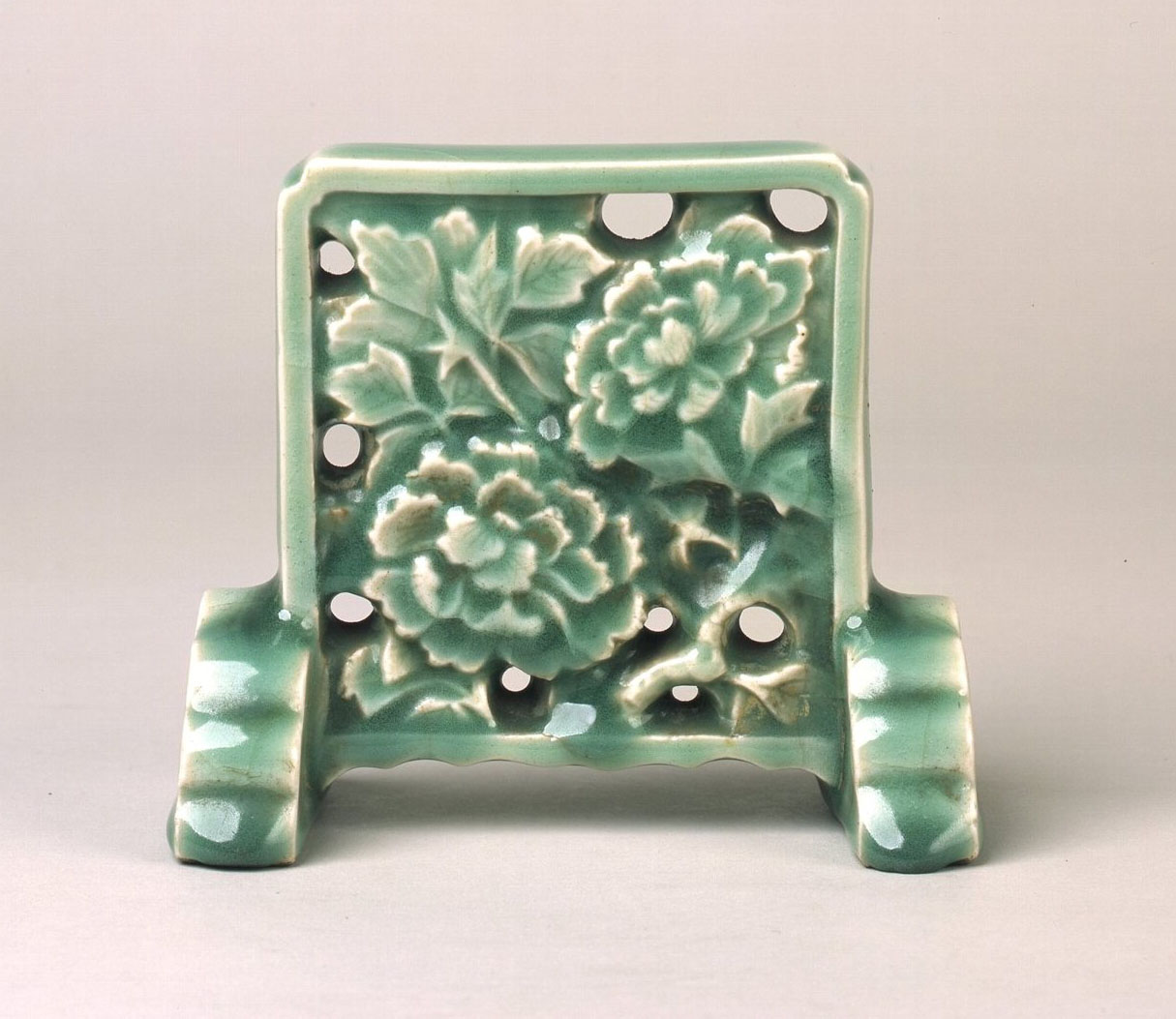 七官青磁 硯屏 明代 鳥 青磁透彫牡丹文硯屏 – 兵庫陶芸