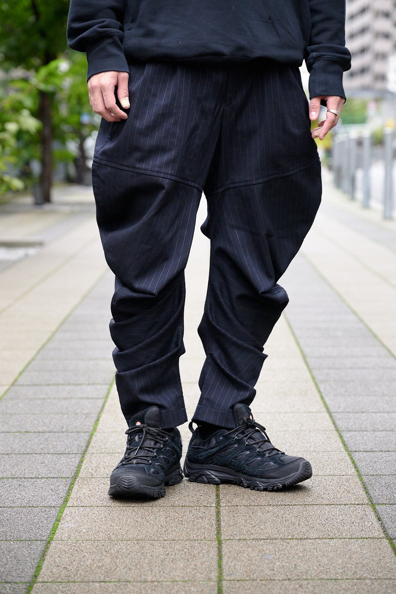 愛用が集中！「コム デ ギャルソン」の黒パンツがオシャレな人たちの大