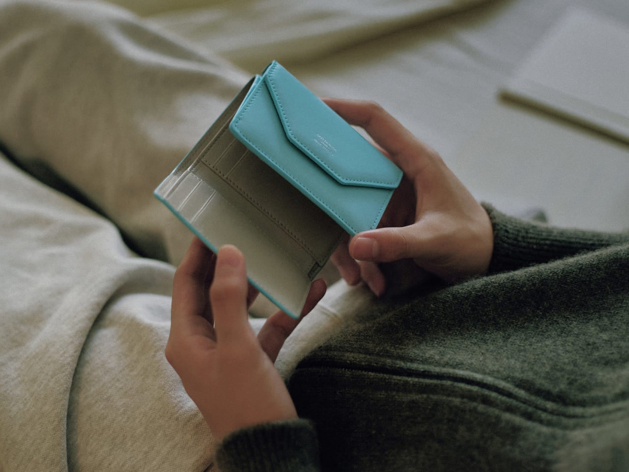 Gallery]【12月1日は開運日！】「バレンシアガ」の日本限定色の財布が