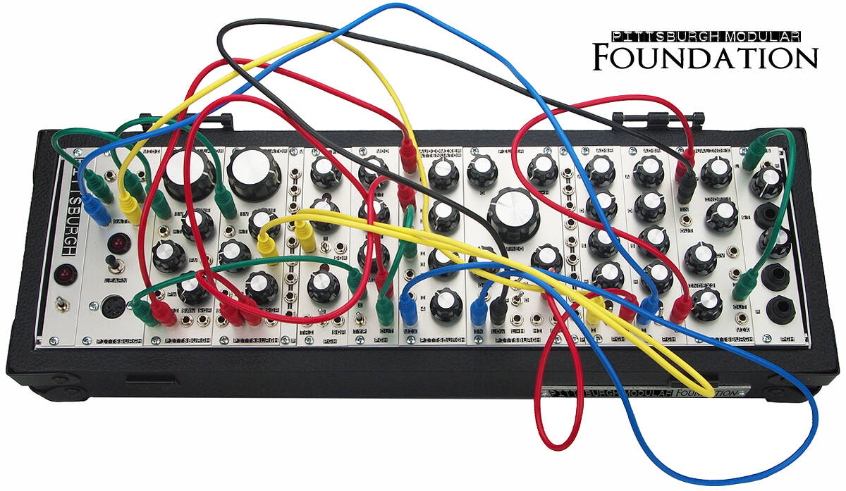 マニア垂涎！ハードケースに収まったアナログモジュラーシンセ