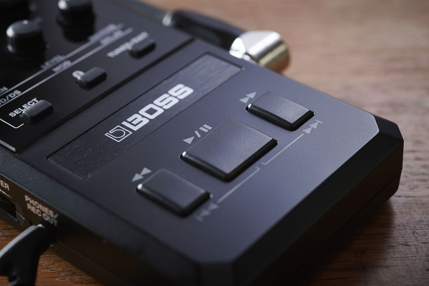 BOSSがYouTubeでセッションを楽しめるポケット・サイズのアンプ