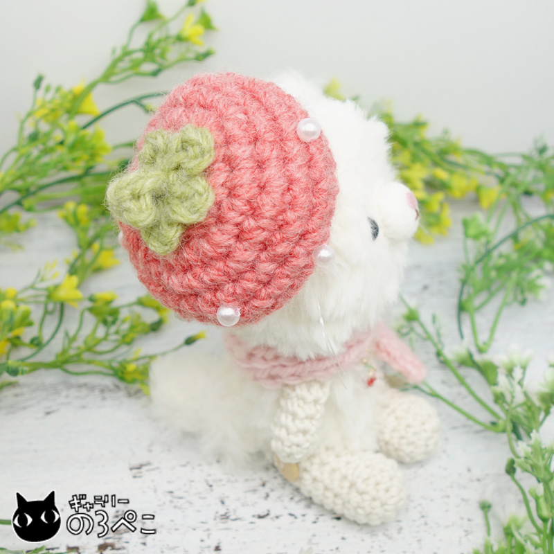 ふわふわ白猫ちゃんのあみぐるみ～いちごのベレー帽とマフラー