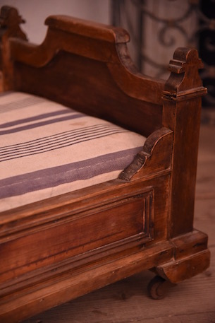 風合いある木製のドールベッド
