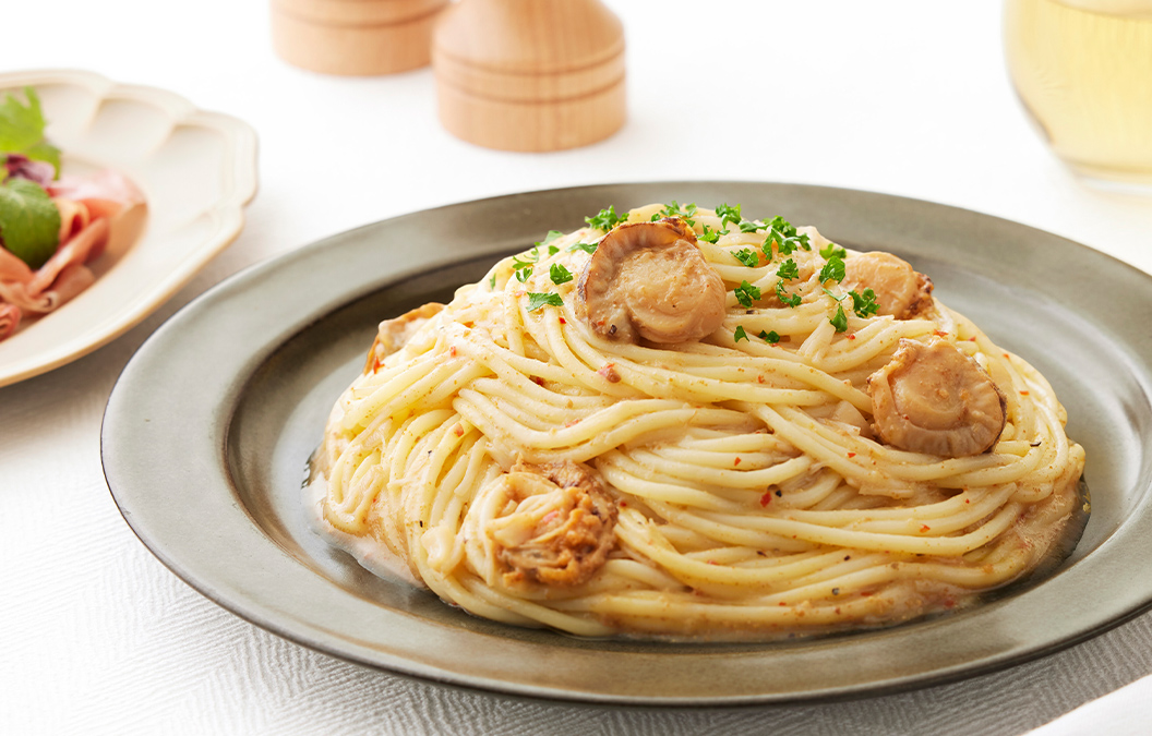 陸奥湾産ベビー帆立の旨みとからすみの香りを楽しむペペロンチーノ