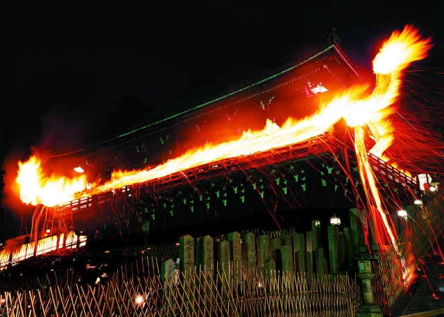 お松明」 炎赤々、春の舞 - お水取り2024｜奈良新聞デジタル