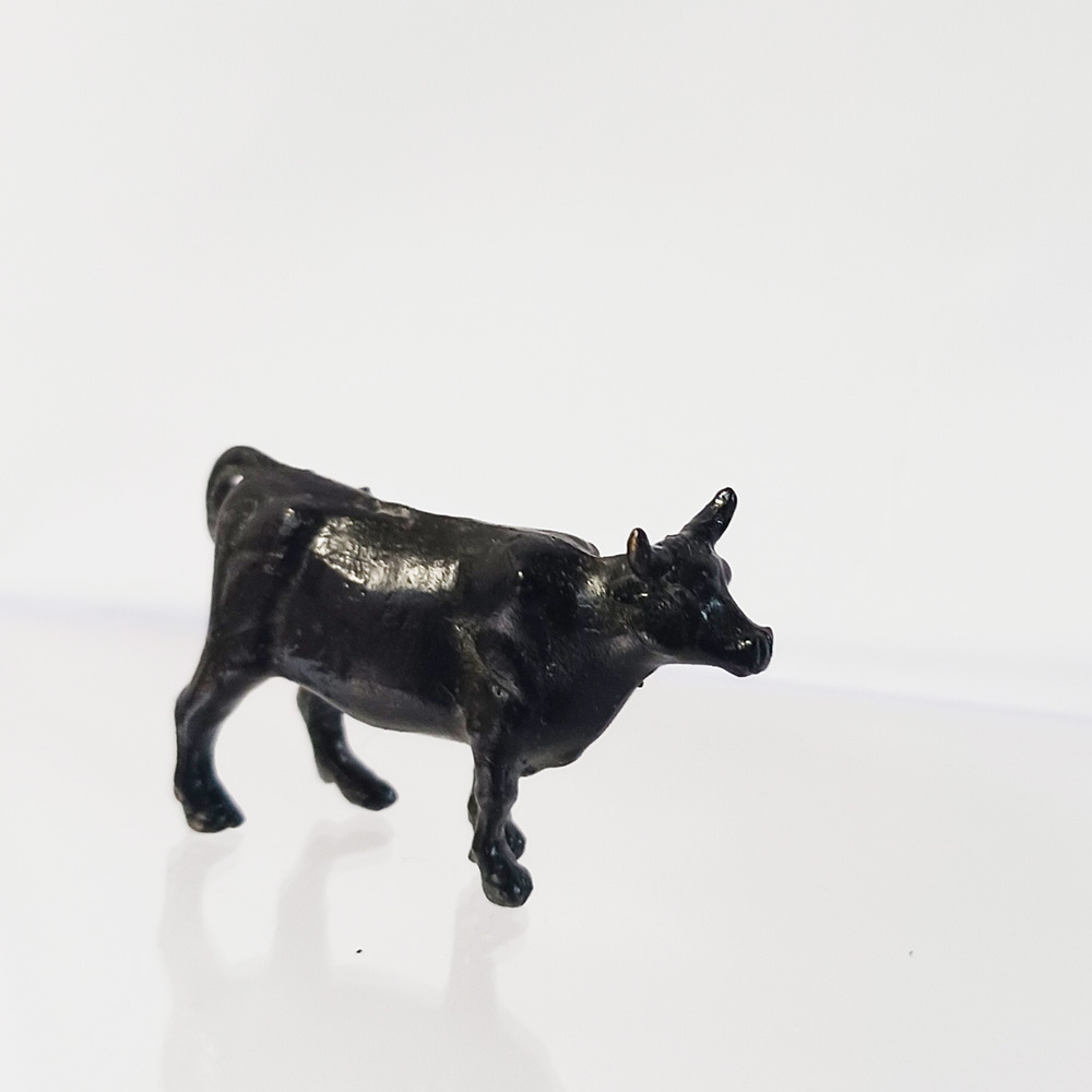 陶器製 牛の置物 黒色台座付き 陶器製 牛の置物 黒色台座付き 【
