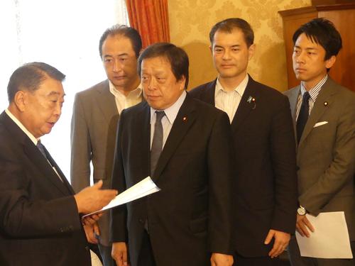 細田博之衆院議長のスキャンダル 「一丁上がり」のポストでも超重職