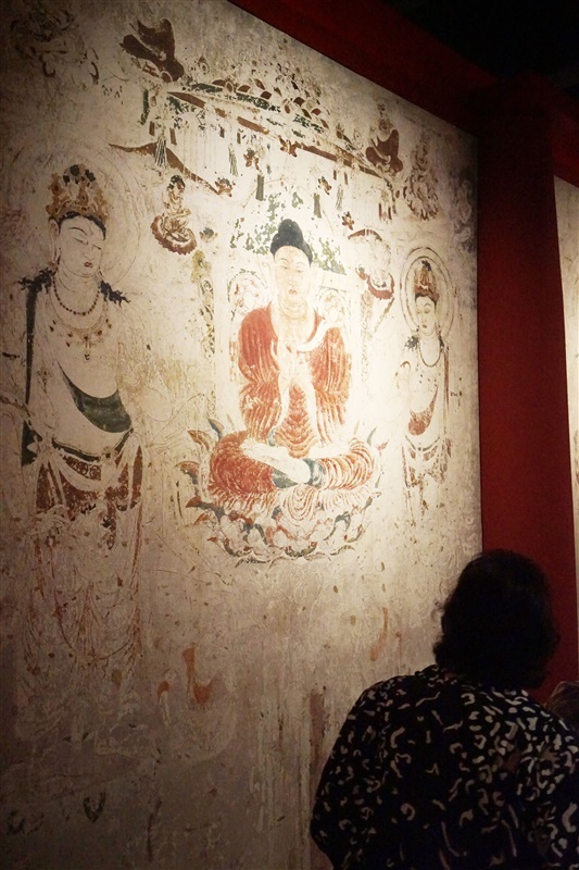 世界遺産の敦煌莫高窟第57窟も復元展示されている - もっと近くで見