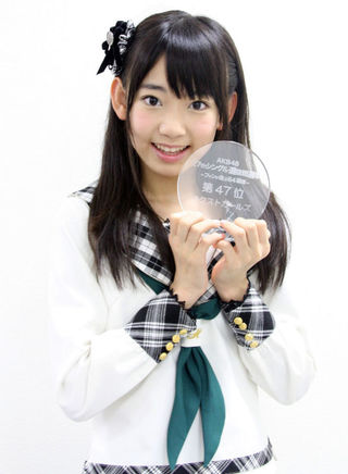 2012年6月、初めて参加した総選挙で47位になり、トロフィーを持って