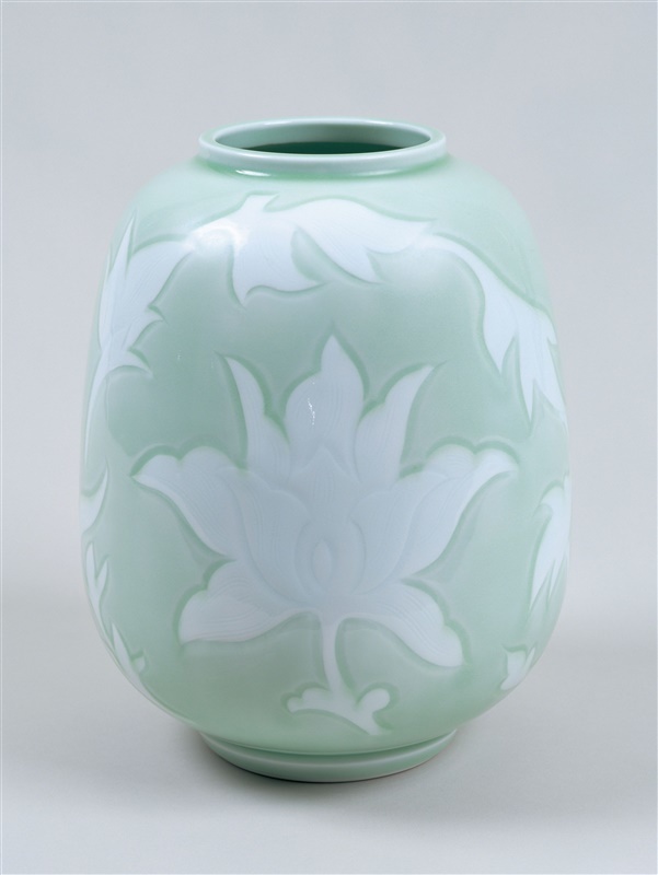 有田焼の井上萬二さんの「青白磁彫文壺」 - 三代徳田八十吉さんら…福岡