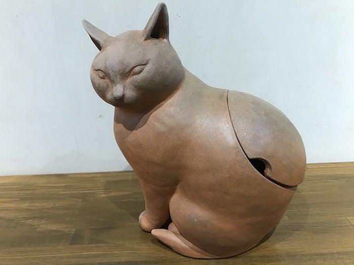薪窯で焼いたオーソドックスなポーズの猫｜手あぶり猫 火鉢/置物の作品