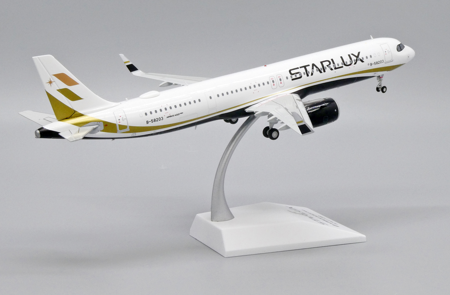スターラックス航空 STARLUX-A321neo 1:200