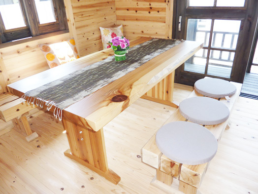 ダイニングテーブル ログハウス風 天然木 4人がけ 天板杉材 組み立て式