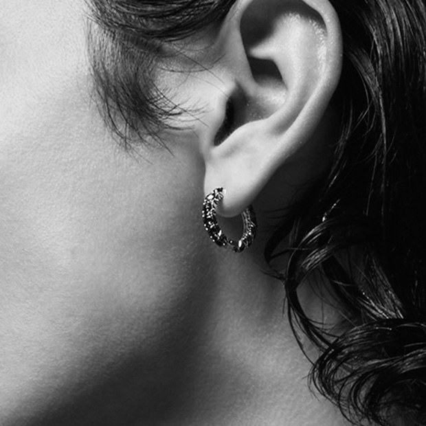 BLACK DIAMOND HOOP PIERCED EARRING(Full)(5ZP0053)｜SJX公式ONLINE STORE