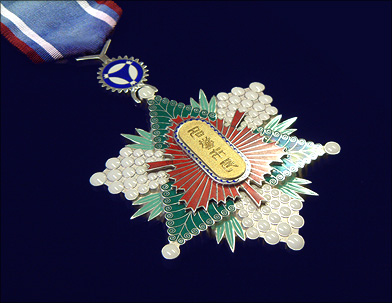 純銀製 七宝仕上 | 名誉章・功労章 | 商品紹介 | 鈴木徽章工芸株式会社