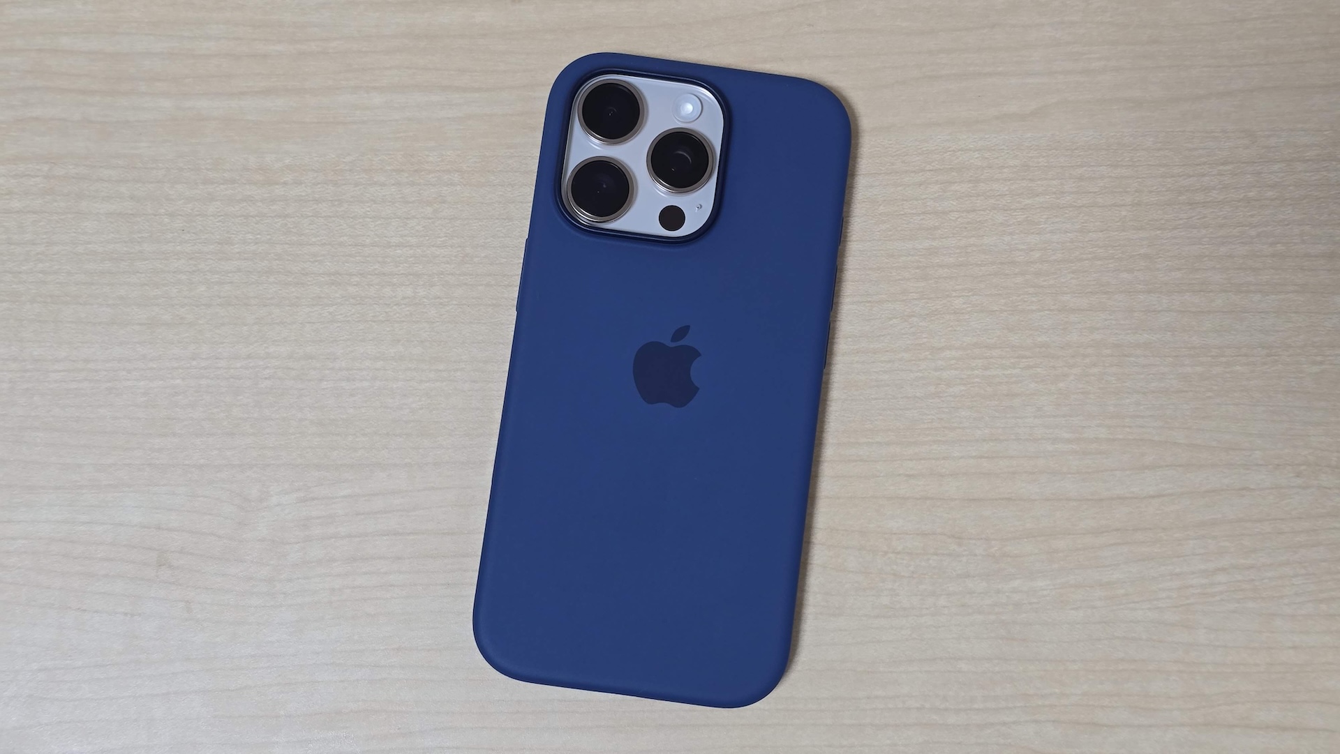 BOTTEGA VENETA ブルー シリコンケース 16pro MAX BOTTEGA VENETA