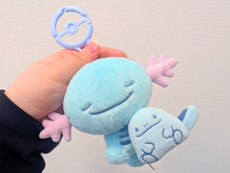 トレーナーからもらったぬいぐるみと遊ぶポケモンたちのグッズ「Little