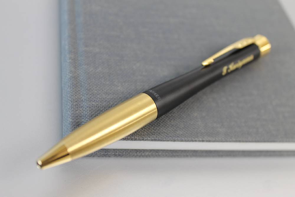 PARKER アーバンボールペンはモダンアートを感じさせるフォルム