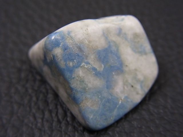 糸魚川翡翠 横川 青翡翠 川石 原石 416g 糸魚川翡翠:原石:青海金山